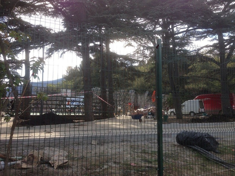 Забор в Артеке - международном детском центре в Крыму